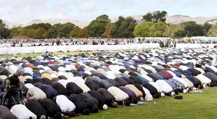 জামাতে নামাজ ধরতে দূর থেকে নিয়ত বেঁধে ফেলার বিধান