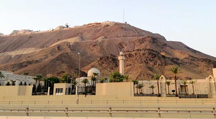 পাহাড়ে রাজপ্রাসাদ, পাদদেশে অনিন্দ্য সুন্দর মসজিদ