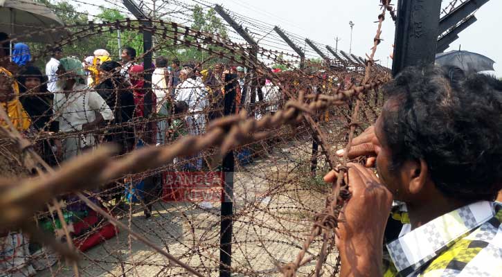 রক্তের বাঁধন ছিন্ন করতে পারেনি কাঁটাতারের বেড়া