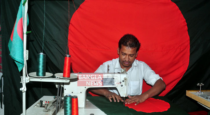 লাল-সবুজের পতাকা তৈরিতে ব্যস্ত কারিগরেরা