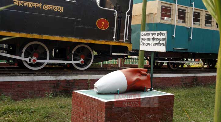 হানাদারদের রুখতে বোমা ফেলা হয় হার্ডিঞ্জ ব্রিজে