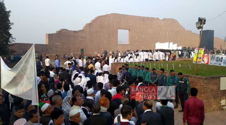 রায়েরবাজার সৌধে সর্বস্তরের মানুষের শ্রদ্ধা