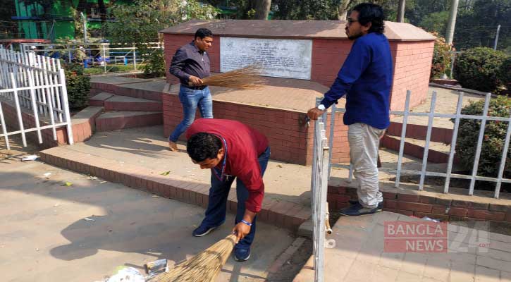 মুক্তিযোদ্ধা টিটোর সমাধি পরিষ্কার করে সাংবাদিকদের শ্রদ্ধা