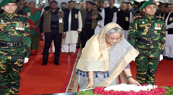 বঙ্গবন্ধুর প্রতিকৃতিতে প্রধানমন্ত্রীর শ্রদ্ধা