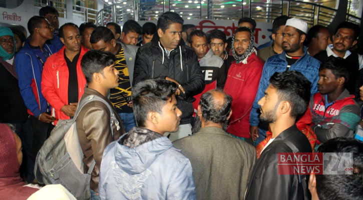 কীর্তনখোলায় দুর্ঘটনাকবলিত যাত্রীরা বিকল্প নৌযানে ঢাকার পথে 