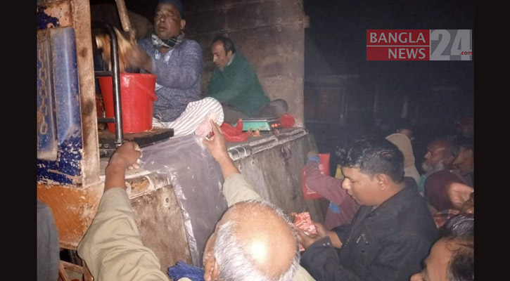 মধ্যরাতে টিসিবির পেঁয়াজ বিক্রি, মানুষের দীর্ঘ লাইন