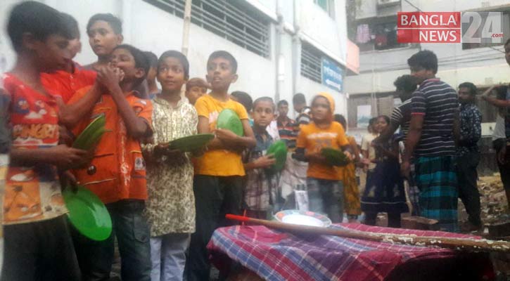 এবার দুস্থদের বিনামূল্যে খাবার দিচ্ছেন সেই বাড়িওয়ালা