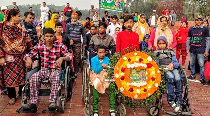 হুইলচেয়ারে চেপে শহীদদের প্রতি শ্রদ্ধা