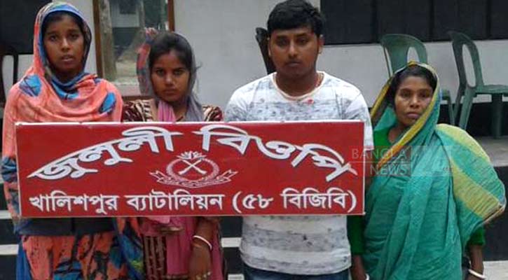 মহেশপুর সীমান্ত থেকে নারীসহ আরও ৪ জন আটক