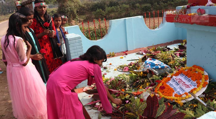 বিজয় দিবসে চা-শ্রমিকদের স্মৃতিস্তম্ভে শিশুদের ফুলেল শ্রদ্ধা