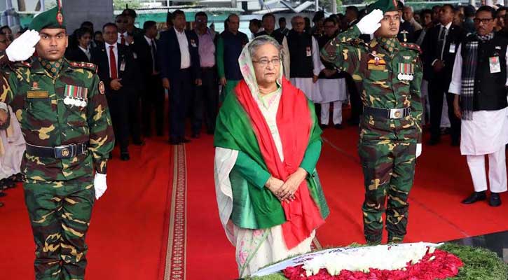 বিজয় দিবসে বঙ্গবন্ধুর প্রতিকৃতিতে প্রধানমন্ত্রীর শ্রদ্ধা