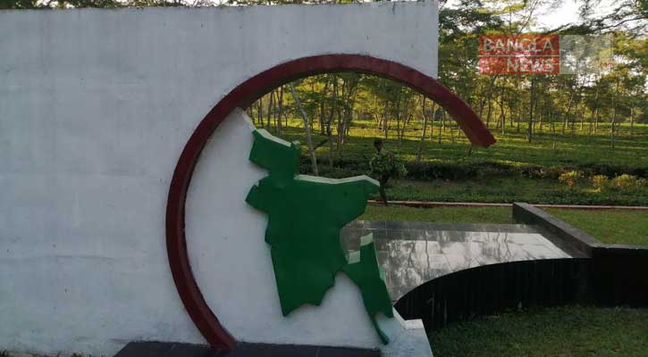 চা বাগানের মাঝে উজ্জ্বল বীরশ্রেষ্ঠ হামিদুরের স্মৃতি