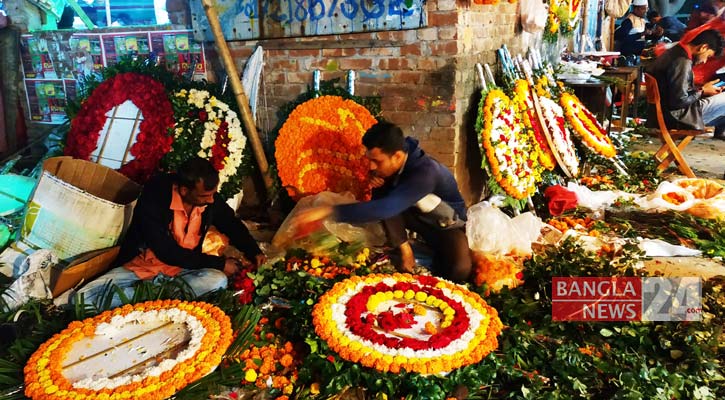 দম ফেলার ফুসরত নেই সাভারের ফুল বিক্রেতাদের