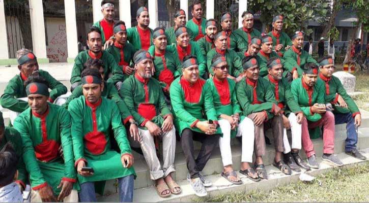 জুতা পায়ে শহীদ মিনারে উঠে ইউপি চেয়ারম্যানের ফটোসেশন