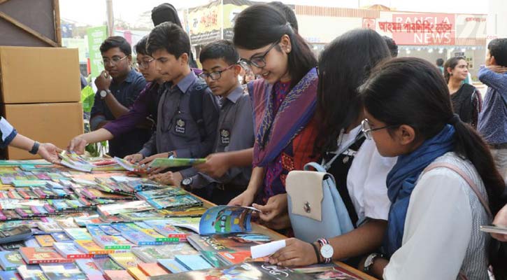 স্কুল শেষে বইমেলায়