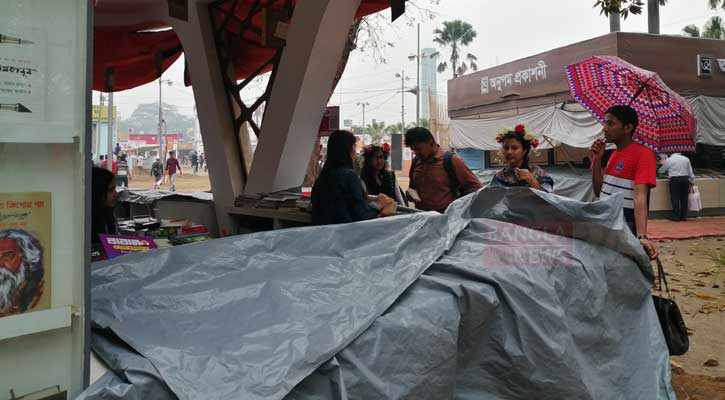 বৃষ্টি মাথায় নিয়ে বইমেলা শুরু