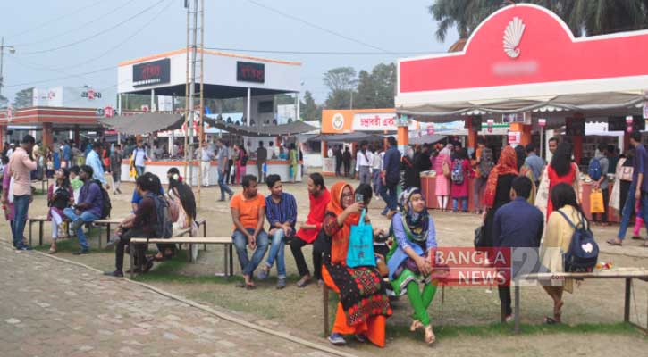 বইমেলার আষ্টেপৃষ্ঠে লেখক-পাঠকের আড্ডা, জমজমাট বিক্রিও