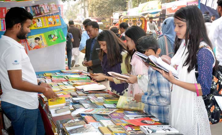 বগুড়া বইমেলায় বেড়েছে শিশু-কিশোরদের ভিড়