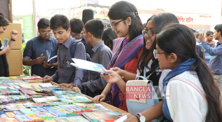 শেষ সময়ে ভিড় বাড়ছে বইমেলায়