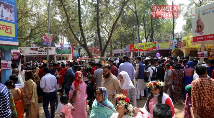 বইমেলায় হাতে হাতে বইয়ের ব্যাগ