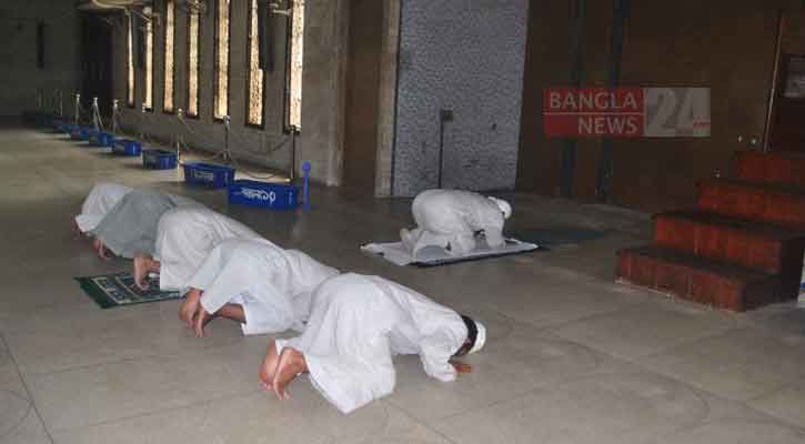 সরকারি নির্দেশনা মেনেই মসজিদগুলোতে নামাজ