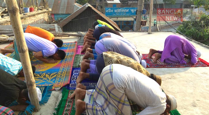 নির্দেশনা মেনে ঘরেই নামাজ পড়ছেন মুসল্লিরা