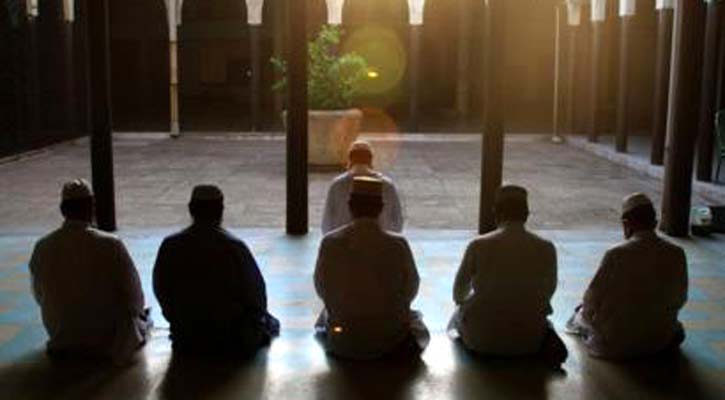 মসজিদে তারাবির নামাজে কারা অংশ নেবেন জানালো মন্ত্রণালয়