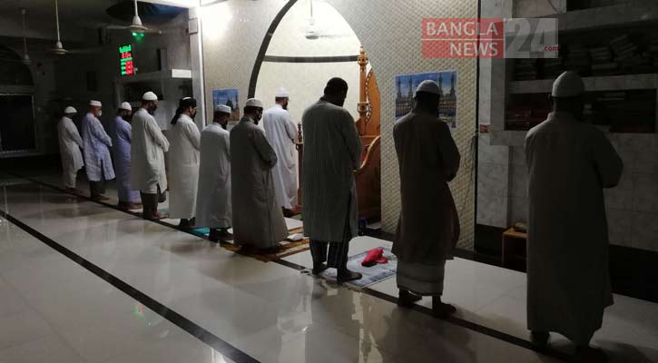 ভিন্ন পরিবেশে তারাবির নামাজ আদায় করলেন মুসল্লিরা