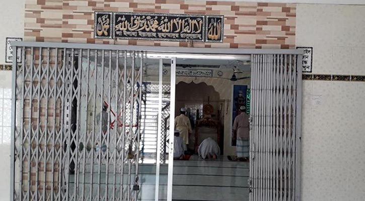 না'গঞ্জে রমজানের প্রথম জুমায় বাড়িতেই নামাজ আদায়