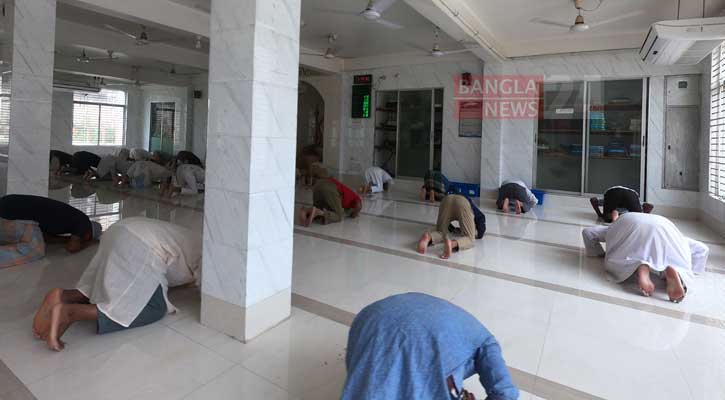 স্বাস্থ্যবিধি মেনে ১ মাস পর মসজিদে সর্বসাধারণের নামাজ আদায়