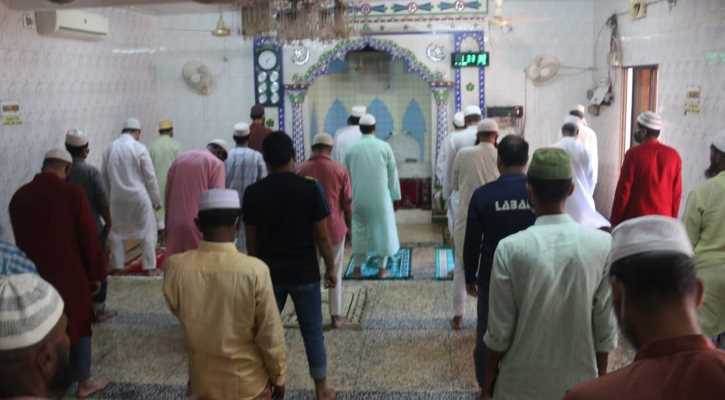 স্বাস্থ্যবিধি মেনে বরিশালে জুমার নামাজ আদায়