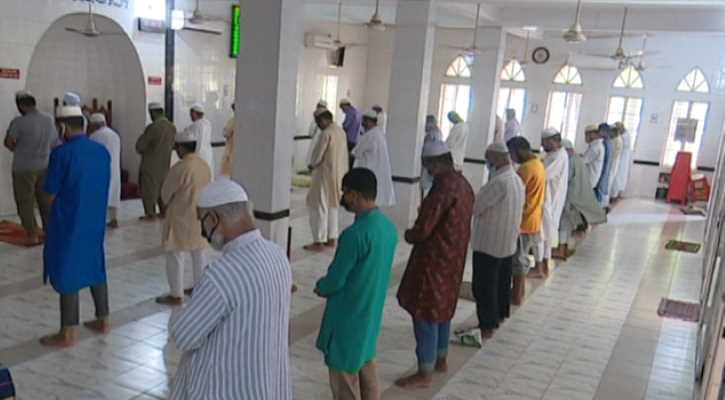 রাজশাহীতে স্বাস্থ্যবিধি মেনে জুমার নামাজ আদায় 