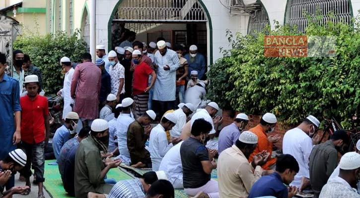 জুমার নামাজ আদায়ে নারায়ণগঞ্জে মসজিদে মুসুল্লিদের ভিড়