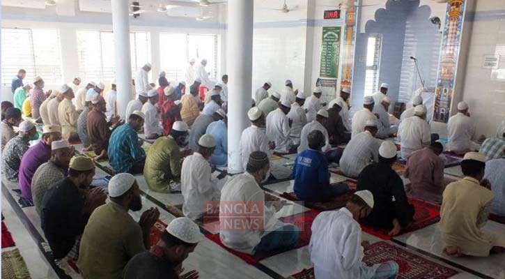 খুলনায় জুমাতুল বিদায় করোনা থেকে মুক্তির জন্য দোয়া