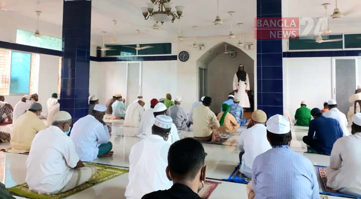 জুমাতুল বিদায় মুসল্লিদের ঢল, পাপ-অকল্যাণ থেকে মুক্তি কামনা