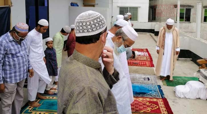 বাড়ির ছাদে ঈদের জামাত