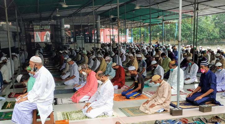 রাজশাহীতে ঈদুল ফিতরের জামাতে মহামারি থেকে পরিত্রাণের ফরিয়াদ