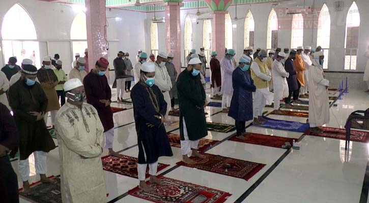 বরিশালে সরকারি নির্দেশনা মেনে ঈদের জামাত অনুষ্ঠিত