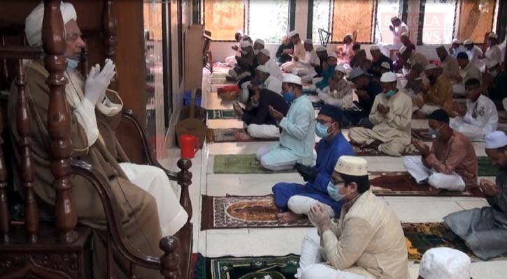 খুলনায় ঈদের জামাতে করোনা থেকে মুক্তি কামনা
