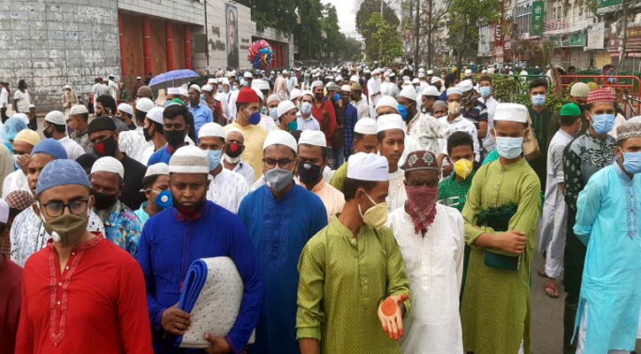 নামাজের জন্য দীর্ঘলাইন, নেই নিরাপদ শারীরিক দূরত্ব