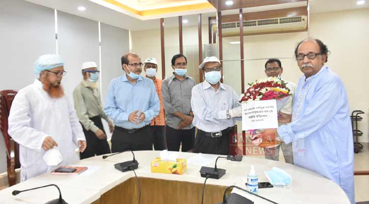 বাংলা একাডেমির নতুন সভাপতি শামসুজ্জামান খানের যোগদান