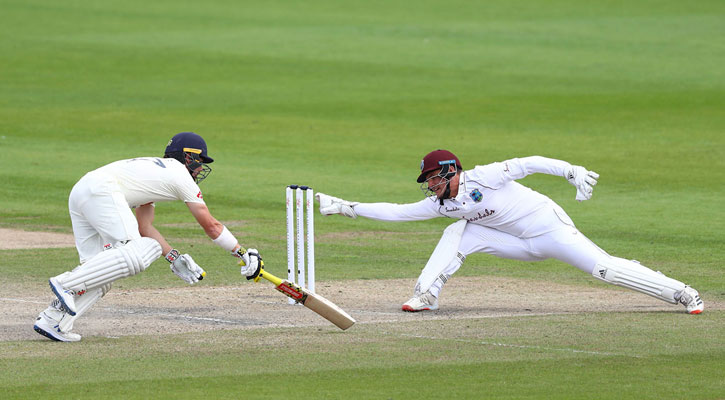 ক্যারিবিয়ানদের গুটিয়ে বড় লিডের পথে ইংল্যান্ড