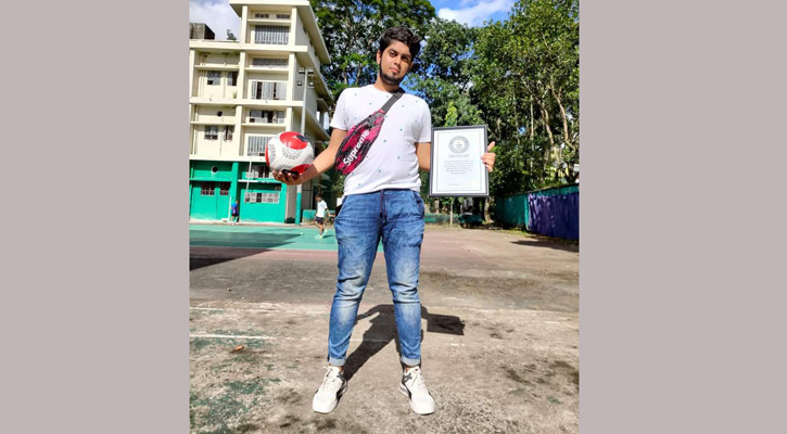ফ্রি স্টাইল ফুটবল: গিনেস বুকে নাম লেখালেন ঝালকাঠির জুবায়ের