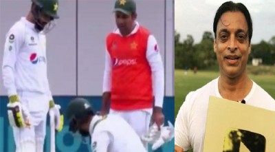 সরফরাজকে দিয়ে জুতা টানাচ্ছে পাকিস্তান, খেপেছেন শোয়েব 