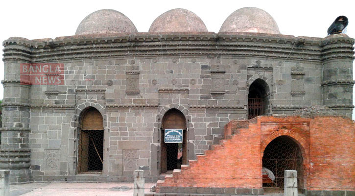 আজও দর্শনার্থীদের টানে ছোট ‘সোনামসজিদ’