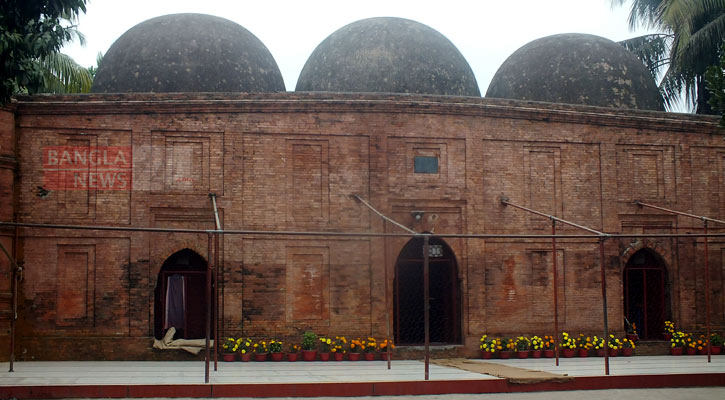 চাটমোহরে ৪৩৯ বছরের ঐতিহ্য তিন গম্বুজবিশিষ্ট 'শাহী মসজিদ'