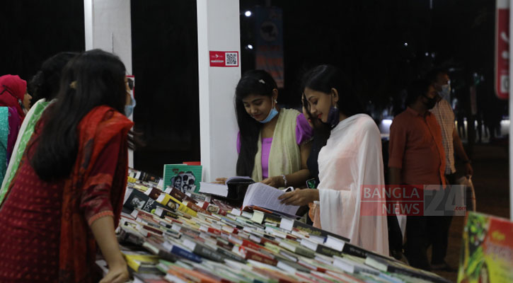 ছুটির দিনে জমজমাট মেলা, সময় কমলো ১ ঘণ্টা