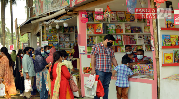 আড্ডাহীন বইমেলায় ছুটির দিনে বেড়েছে পাঠকের আনাগোনা
