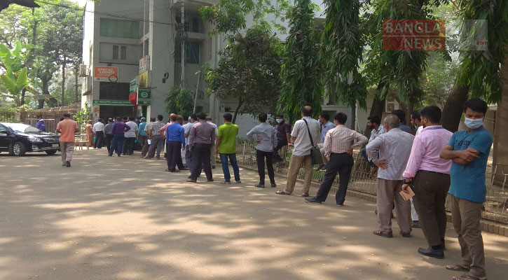 লকডাউনের ঘোষণায় ব্যাংকে লম্বা লাইন