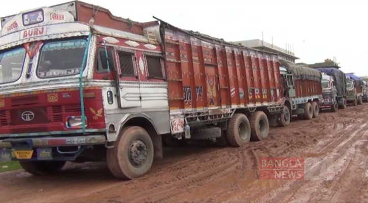 ভোমরা বন্দরে ট্রাকের দীর্ঘ লাইন, পণ্য খালাস করছে না শ্রমিকরা